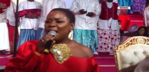 Omagbemi, singing the Itsekiri anthem at the coronation of Ogiame Atuwatse III